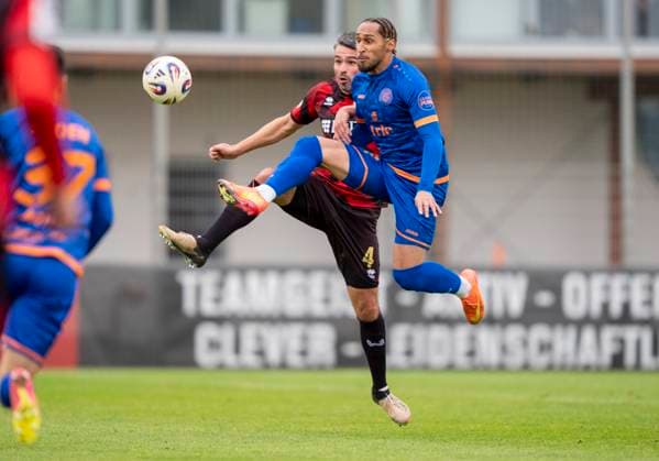 Zweikampf zwischen: Kevin Goden (Sportfreunde Siegen, 27) und Sascha Mockenhaupt (SV Wehen Wiesbaden, 4) SV Wehen Wiesbaden - Sportfreunde Siegen 14.11.2025 Fussball, Testspiel Regionalliga, SV Wehen Wiesbaden - Sportfreunde Siegen, GER, Taunusstein, NLZ Halberg Copyright: HMBxMedia xMarcoxBader