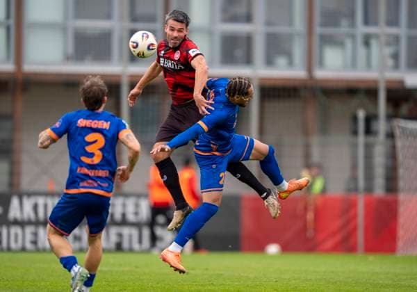Zweikampf zwischen: Kevin Goden (Sportfreunde Siegen, 27) und Sascha Mockenhaupt (SV Wehen Wiesbaden, 4) SV Wehen Wiesbaden - Sportfreunde Siegen 14.11.2025 Fussball, Testspiel Regionalliga, SV Wehen Wiesbaden - Sportfreunde Siegen, GER, Taunusstein, NLZ Halberg Copyright: HMBxMedia xMarcoxBader