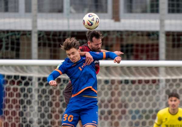 Kopfballduell zwischen Orestis Kiomourtzoglou (SV Wehen Wiesbaden, 14) und Dustin Willms (Sportfreunde Siegen, 30) SV Wehen Wiesbaden - Sportfreunde Siegen 14.11.2025 Fussball, Testspiel Regionalliga, SV Wehen Wiesbaden - Sportfreunde Siegen, GER, Taunusstein, NLZ Halberg Copyright: HMBxMedia xMarcoxBader