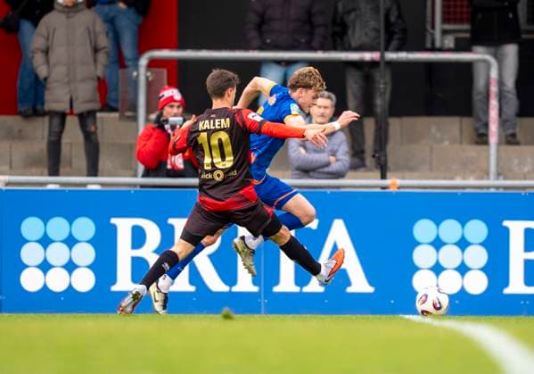 Zweikampf zwischen: Robin Kalem (SV Wehen Wiesbaden, 10) und Tom Gutsch (Sportfreunde Siegen, 5) SV Wehen Wiesbaden - Sportfreunde Siegen 14.11.2025 Fussball, Testspiel Regionalliga, SV Wehen Wiesbaden - Sportfreunde Siegen, GER, Taunusstein, NLZ Halberg Copyright: HMBxMedia xMarcoxBader