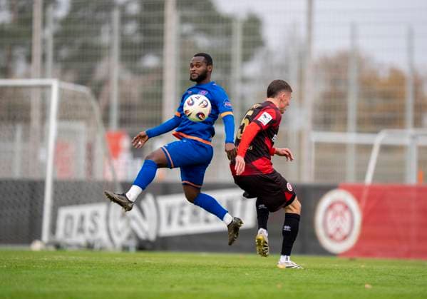 Zweikampf zwischen: Derrick Kyere (Sportfreunde Siegen, 11) und Niklas May (SV Wehen Wiesbaden, 5) SV Wehen Wiesbaden - Sportfreunde Siegen 14.11.2025 Fussball, Testspiel Regionalliga, SV Wehen Wiesbaden - Sportfreunde Siegen, GER, Taunusstein, NLZ Halberg Copyright: HMBxMedia xMarcoxBader