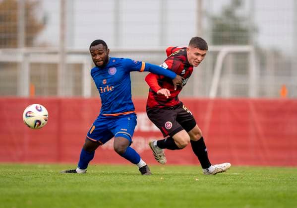 Zweikampf zwischen: Derrick Kyere (Sportfreunde Siegen, 11) und Niklas May (SV Wehen Wiesbaden, 5) SV Wehen Wiesbaden - Sportfreunde Siegen 14.11.2025 Fussball, Testspiel Regionalliga, SV Wehen Wiesbaden - Sportfreunde Siegen, GER, Taunusstein, NLZ Halberg Copyright: HMBxMedia xMarcoxBader