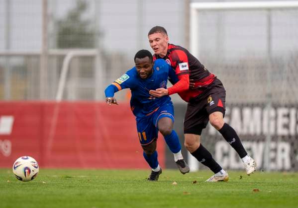 Zweikampf zwischen: Derrick Kyere (Sportfreunde Siegen, 11) und Niklas May (SV Wehen Wiesbaden, 5) SV Wehen Wiesbaden - Sportfreunde Siegen 14.11.2025 Fussball, Testspiel Regionalliga, SV Wehen Wiesbaden - Sportfreunde Siegen, GER, Taunusstein, NLZ Halberg Copyright: HMBxMedia xMarcoxBader