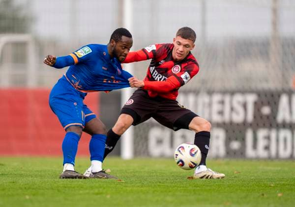 Zweikampf zwischen: Derrick Kyere (Sportfreunde Siegen, 11) und Niklas May (SV Wehen Wiesbaden, 5) SV Wehen Wiesbaden - Sportfreunde Siegen 14.11.2025 Fussball, Testspiel Regionalliga, SV Wehen Wiesbaden - Sportfreunde Siegen, GER, Taunusstein, NLZ Halberg Copyright: HMBxMedia xMarcoxBader