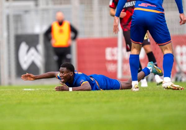 Josue Santo (Sportfreunde Siegen, 8) reklamiert am Boden liegend SV Wehen Wiesbaden - Sportfreunde Siegen 14.11.2025 Fussball, Testspiel Regionalliga, SV Wehen Wiesbaden - Sportfreunde Siegen, GER, Taunusstein, NLZ Halberg Copyright: HMBxMedia xMarcoxBader