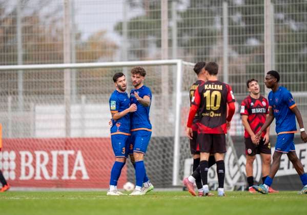 Jubel bei Sportfreunde Siegen über das Tor von Jan-Luca Rumpf (Sportfreunde Siegen, 13) re. Hier jubelt er mit Dennis Brock (Sportfreunde Siegen, 34) SV Wehen Wiesbaden - Sportfreunde Siegen 14.11.2025 Fussball, Testspiel Regionalliga, SV Wehen Wiesbaden - Sportfreunde Siegen, GER, Taunusstein, NLZ Halberg Copyright: HMBxMedia xMarcoxBader