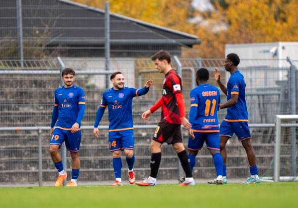 Jubel bei Sportfreunde Siegen über das 0-2. Vorne ist Robin Kalem (SV Wehen Wiesbaden, 10) enttäuscht SV Wehen Wiesbaden - Sportfreunde Siegen 14.11.2025 Fussball, Testspiel Regionalliga, SV Wehen Wiesbaden - Sportfreunde Siegen, GER, Taunusstein, NLZ Halberg Copyright: HMBxMedia xMarcoxBader