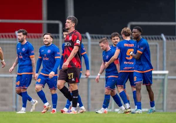 Jubel bei Sportfreunde Siegen über das 0-2. Vorne ist Jordy Gillekens (SV Wehen Wiesbaden, 27) enttäuscht SV Wehen Wiesbaden - Sportfreunde Siegen 14.11.2025 Fussball, Testspiel Regionalliga, SV Wehen Wiesbaden - Sportfreunde Siegen, GER, Taunusstein, NLZ Halberg Copyright: HMBxMedia xMarcoxBader