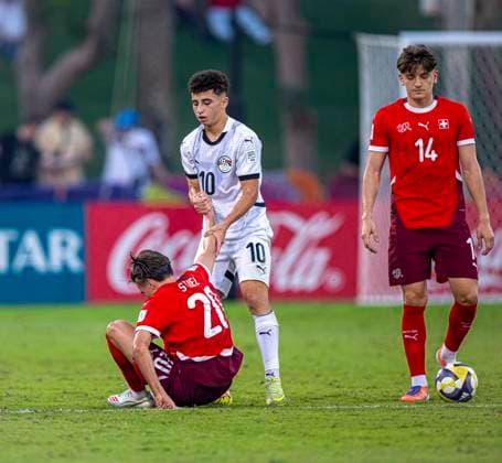 Fußball, U17 WM, Schweiz - Ägypten Fussball FIFA U17, U 17 U 17 Weltmeisterschaft Katar 2025 - Schweiz vs Ägypten - Achtelfinale, Spiel 80: Jill Stiel (Schweiz, 20) Erblin Sadikaj (Schweiz, 14) Copyright: xRedhaxHosnixSegganix