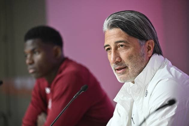 GENÃˆVE , SCHWEIZ 20251114 Schweiz förbundskapten Murat Yakin tillsammans med spelaren Breel Embolo haller pressträff pa Stade de Geneve inför VM-kval matchen mot Sverige imorgon kväll.