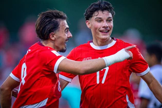 Fußball, U17 WM, Schweiz - Ägypten Fussball FIFA U17, U 17 U 17 Weltmeisterschaft Katar 2025 - Schweiz vs Ägypten - Achtelfinale, Spiel 80: Ethan Bruchez (Schweiz, 17) Freude, Emotionen, Jubel Adrien Llukes (Schweiz, 18) Copyright: xRedhaxHosnixSegganix