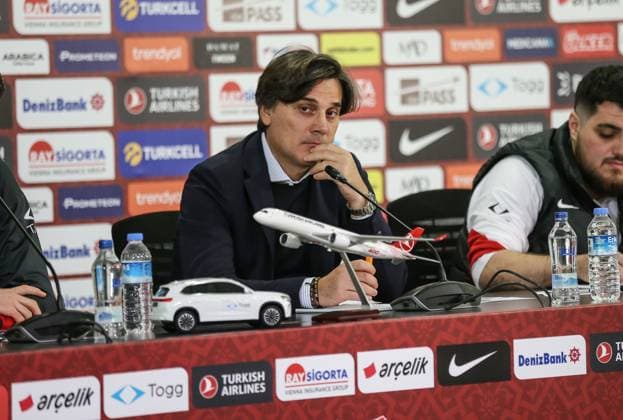 Ahead of Turkiye v Bulgaria – 2026 FIFA World Cup, WM, Weltmeisterschaft, Fussball qualifiers BURSA, TURKIYE - NOVEMBER 14: Turkiye head coach Vincenzo Montella (R) and national team, Nationalteam player Ismail Yuksek (L) speak during a press conference, PK, Pressekonferenz at Ataturk Sports Complex Matli Stadium ahead of Turkiye’s 2026 FIFA World Cup UEFA Qualifiers Group E match against Bulgaria in Bursa, Turkiye, on November 14, 2025. Fatih Capkin Anadolu Bursa Turkey. Editorial use only. Please get in touch for any other usage. Copyright: x2025xAnadoluxFatihxCapkinx
