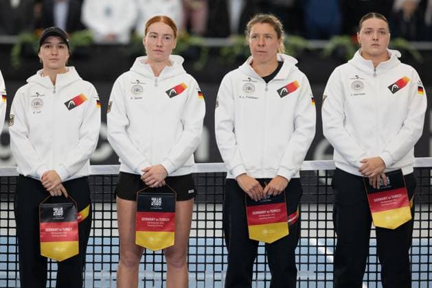 Billie Jean King Cup 2025 Play-Offs, TC Ismaning, Muenchen, Deutschland, Eroeffnungsfeier, Team Germany, L-R.Eva Lys, Ella Seidel, Anna-Lena Friedsam, Jule Niemeier Copyright: xJuergenxHasenkopfx