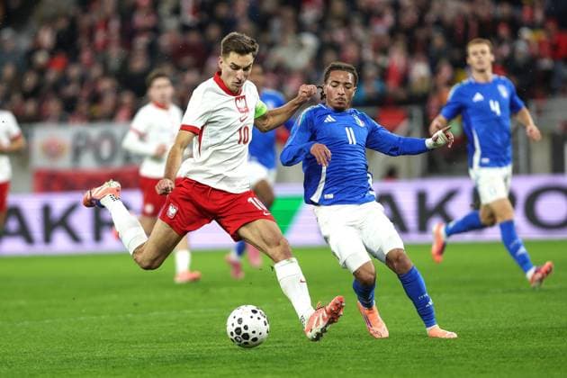 Fußball, U21 EM Quali, Polen - Italien 14.11.2025 SZCZECIN , STADION IM. FLORIANA KRYGIERA PILKA NOZNA (FOOTBALL) UEFA ELIMINACJE MISTRZOSTW EUROPY U21, U 21 (UEFA UNDER 21 CHAMPIONSCHIP QUALIFYING ROUND ) MECZ POLSKA - WLOCHY ( POLAND - ITALY ) NZ (L) TOMSZ PIENKO (R) KUSA KOLEOSHO FOTO JAKUB PIASECKI CYFRASPORT NEWSPIX.PL --- newspix.pl 