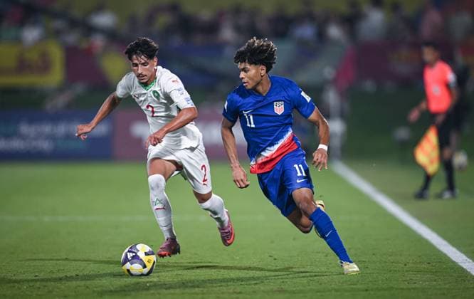 Fussball, Junioren U 17 WM 2025 Doha Katar Sechzehntelfinal 14.11.2025 Spiel 76 USA - Marokko Mathis Albert (re, USA Borussia Dortmund) gegen Hamza Bouhaddi (li, Marokko)