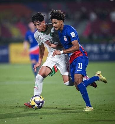 Fussball, Junioren U 17 WM 2025 Doha Katar Sechzehntelfinal 14.11.2025 Spiel 76 USA - Marokko Mathis Albert (re, USA Borussia Dortmund) gegen Hamza Bouhaddi (li, Marokko)