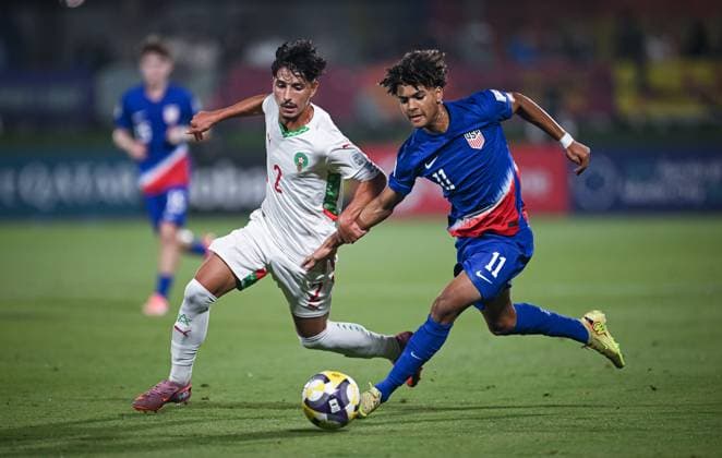 Fussball, Junioren U 17 WM 2025 Doha Katar Sechzehntelfinal 14.11.2025 Spiel 76 USA - Marokko Mathis Albert (re, USA Borussia Dortmund) gegen Hamza Bouhaddi (li, Marokko)