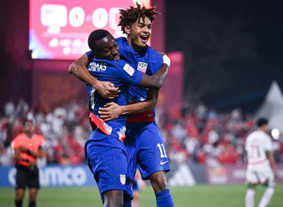 Fussball, Junioren U 17 WM 2025 Doha Katar Sechzehntelfinal 14.11.2025 Spiel 76 USA - Marokko JUBEL USA; Nimfasha Berchimas (li) umarmt Mathis Albert (re, Borussia Dortmund)