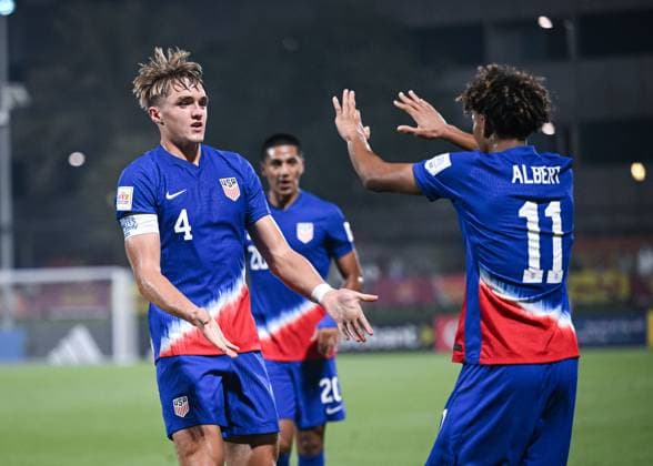 Fussball, Junioren U 17 WM 2025 Doha Katar Sechzehntelfinal 14.11.2025 Spiel 76 USA - Marokko JUBEL USA; Christopher Cupps (li) klatscht Mathis Albert (re, Borussia Dortmund) ab