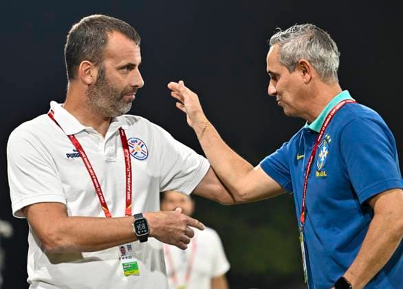 Fußball, U17 WM, Brasilien - Paraguay Brazil v Paraguay : Round of 32- FIFA U-17 World Cup Qatar 2025 Carlos Patetuci (R) head coach of Brazil and Mariano Uglessich, (L) head coach of Paraguay prior to the FIFA U-17 World Cup Qatar 2025 Round of 32 match between Brazil and Paraguay in Doha, Qatar, on November 14, 2025. DOHA Qatar Copyright: xNOUSHADxTHEKKAYILx