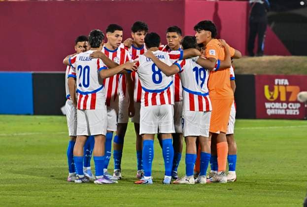 Fußball, U17 WM, Brasilien - Paraguay Brazil v Paraguay : Round of 32- FIFA U-17 World Cup Qatar 2025 Starting players of Paraguay pose for a group photo prior to the FIFA U-17 World Cup Qatar 2025 Round of 32 match between Brazil and Paraguay in Doha, Qatar, on November 14, 2025. DOHA Qatar Copyright: xNOUSHADxTHEKKAYILx