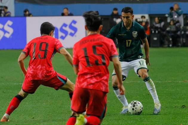 Fußball, Länderspiel, Südkorea - Bolivien South Korea v Bolivia - International Friendly, Länderspiel, Nationalmannschaft On November 14, 2025, in Daejeon, South Korea, Lee Kangin of South Korea and Roberto Fernandez of Bolivia participate in the Football Men s international Friendly Match between South Korea and Bolivia at World Cup Stadium in Daejeon, South Korea. Daejeon South Korea  Copyright: xSeung-ilxRyux originalFilename:ryu-2025mens251114_npqnF.jpg
