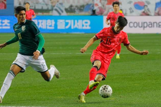 Fußball, Länderspiel, Südkorea - Bolivien South Korea v Bolivia - International Friendly, Länderspiel, Nationalmannschaft On November 14, 2025, in Daejeon, South Korea, Kim Moonhwan of South Korea and Fernando Nava of Bolivia participate in the Football Men s international Friendly Match between South Korea and Bolivia at World Cup Stadium in Daejeon, South Korea. Daejeon South Korea  Copyright: xSeung-ilxRyux originalFilename:ryu-2025mens250520_npdkE.jpg