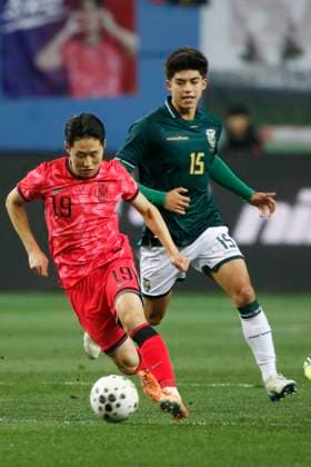 Fußball, Länderspiel, Südkorea - Bolivien South Korea v Bolivia - International Friendly, Länderspiel, Nationalmannschaft Lee Kangin of South Korea and Gabriel Villamil of Bolivia play during the Football Men s international friendly match between South Korea and Bolivia at World Cup Stadium in Daejeon, South Korea, on November 14, 2025. Daejeon South Korea  Copyright: xSeung-ilxRyux originalFilename:ryu-2025mens251114_npceP.jpg