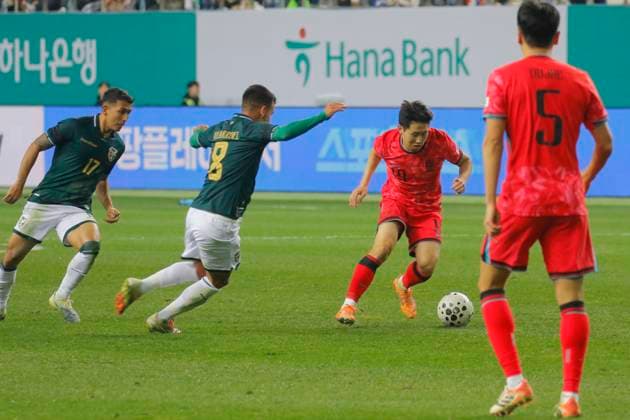 Fußball, Länderspiel, Südkorea - Bolivien South Korea v Bolivia - International Friendly, Länderspiel, Nationalmannschaft Lee Kangin of South Korea and Moises Villaroel of Bolivia participate in the Football Men s international Friendly Match between South Korea and Bolivia at World Cup Stadium in Daejeon, South Korea, on November 14, 2025. Daejeon South Korea  Copyright: xSeung-ilxRyux originalFilename:ryu-2025mens251114_npg2L.jpg
