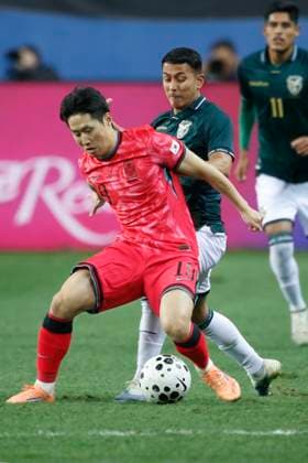 Fußball, Länderspiel, Südkorea - Bolivien South Korea v Bolivia - International Friendly, Länderspiel, Nationalmannschaft On November 14, 2025, in Daejeon, South Korea, Lee Kangin of South Korea and Roberto Fernandez of Bolivia participate in the Football Men s international Friendly Match between South Korea and Bolivia at World Cup Stadium in Daejeon, South Korea. Daejeon South Korea  Copyright: xSeung-ilxRyux originalFilename:ryu-2025mens251114_npOsw.jpg