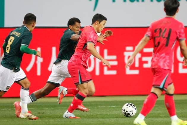 Fußball, Länderspiel, Südkorea - Bolivien South Korea v Bolivia - International Friendly, Länderspiel, Nationalmannschaft On November 14, 2025, in Daejeon, South Korea, Hwang Heechan of South Korea and Diego Medina of Bolivia participate in the Football Men s international Friendly Match between South Korea and Bolivia at World Cup Stadium in Daejeon, South Korea. Daejeon South Korea  Copyright: xSeung-ilxRyux originalFilename:ryu-2025mens251114_npQZN.jpg