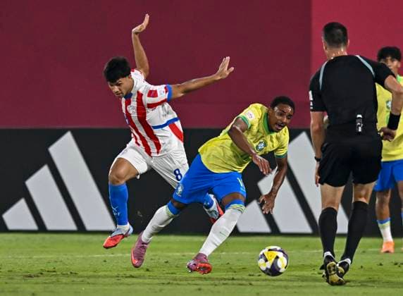 Fußball, U17 WM, Brasilien - Paraguay Brazil v Paraguay : Round of 32- FIFA U-17 World Cup Qatar 2025 Kayke of Brazil and Alan Ledesma of Paraguay in action during the FIFA U-17 World Cup Qatar 2025 Round of 32 match between Brazil and Paraguay in Doha, Qatar, on November 14, 2025. DOHA Qatar Copyright: xNOUSHADxTHEKKAYILx