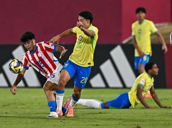 Fußball, U17 WM, Brasilien - Paraguay Brazil v Paraguay : Round of 32- FIFA U-17 World Cup Qatar 2025 Felipe Morais of Brazil and Aldo Sanabria of Paraguay in action during the FIFA U-17 World Cup Qatar 2025 Round of 32 match between Brazil and Paraguay in Doha, Qatar, on November 14, 2025. DOHA Qatar Copyright: xNOUSHADxTHEKKAYILx