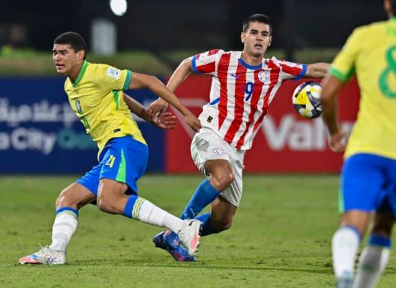 Fußball, U17 WM, Brasilien - Paraguay Brazil v Paraguay : Round of 32- FIFA U-17 World Cup Qatar 2025 Luis Eduardo of Brazil and Mauricio De Carvalho of Paraguay in action during the FIFA U-17 World Cup Qatar 2025 Round of 32 match between Brazil and Paraguay in Doha, Qatar, on November 14, 2025. DOHA Qatar Copyright: xNOUSHADxTHEKKAYILx