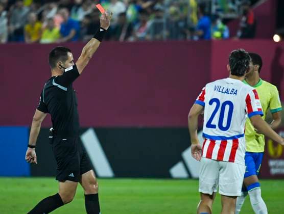Fußball, U17 WM, Brasilien - Paraguay Brazil v Paraguay : Round of 32- FIFA U-17 World Cup Qatar 2025 Match referee show the red card to Vitor Hugo of (R) Brazil during the FIFA U-17 World Cup Qatar 2025 Round of 32 match between Brazil and Paraguay in Doha, Qatar, on November 14, 2025. DOHA Qatar Copyright: xNOUSHADxTHEKKAYILx