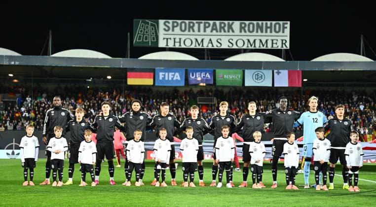 14.11.2025 - Fussball - Länderspiel Qualifikation Europameisterschaft : Deutschland GER DEU BRD - Malta MLT - - xwoxzix - Mannschaft Team Deutschland bei Hymne