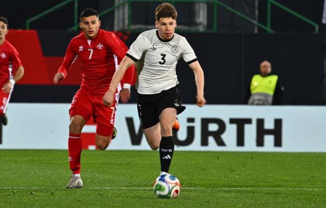 14.11.2025 - Fussball - Länderspiel Qualifikation Europameisterschaft : Deutschland GER DEU BRD - Malta MLT - - xwoxzix - Shaisen Attard (7, Malta ) Lukas Ullrich (3, Deutschland )