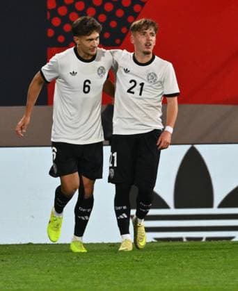 14.11.2025 - Fussball - Länderspiel Qualifikation Europameisterschaft : Deutschland GER DEU BRD - Malta MLT - - xwoxzix - Torjubel Jubel Freude nach Treffer Tor Torschuß zum 1:0 durch Tom Bischof (6, Deutschland ) - Tom Bischof (6, Deutschland ) Lennart Karl (21, Deutschland )