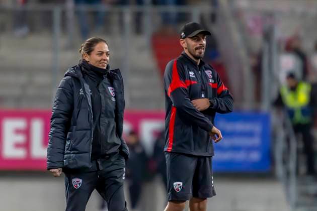Ingolstadt, Deutschland 14. November 2025: Toto - Pokal - 1 4 Finale - 2025 2026 - FC Ingolstadt 04 vs. SSV Jahn Regensburg Im Bild: v.li. Trainerin Sabrina Wittmann (FCI) und Nico Antonitsch (FCI) Audi Sportpark Bayern Copyright: xFotostandx xSchäferx