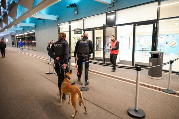14.11.2025, Fußball, Länderspiel, WM-Qualifikation Europa, Deutschland - Luxemburg, Stade de Luxembourg (Croix de Gasperich, Luxemburg), 9. Spieltag, Saison 2025 2026: Polizeibeamte der Hundestaffel betreten das Stadion Polizei Polizisten Polizeieinsatz Polizeihund Durchsuchung Regulations prohibit any use of photographs as image sequences and or quasi-video. Luxemburg