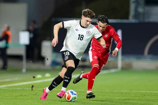 Mert Koemuer (Germany) und Benjamin Hili (Malta) kaempfen um den Ball, UEFA Under21 Championship - Group F MD 6, Germany U21, U 21 v Malta U21, Sportpark Ronhof Thomas Sommer am 14. November 2025 in Fuerth, Deutschland. (Foto von Marco Steinbrenner DeFodi Images) Mert Koemuer (Germany) und Benjamin Hili (Malta) battle for the ball, UEFA Under21 Championship - Group F MD 6, Germany U21 v Malta U21, Sportpark Ronhof Thomas Sommer, November 14, 2025 in Furth, Germany. (Photo by Marco Steinbrenner DeFodi Images) DFB DFL REGULATIONS PROHIBIT ANY USE OF PHOTOGRAPHS AS IMAGE SEQUENCES AND OR QUASI-VIDEO.