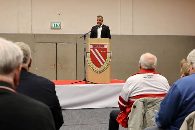 FCE-Präsident Sebastian Lemke spricht auf der Mitgliederversammlung des FC Energie Cottbus. Fussball 3. Liga 2025 2026 FC Energie Cottbus Ordentliche Mitgliederversammlung