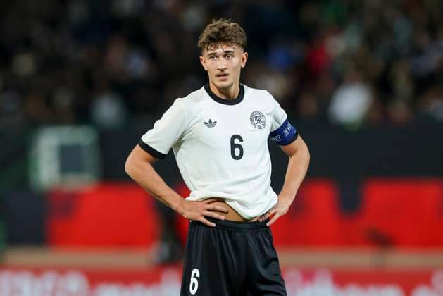 Tom Bischof (Germany) schaut, UEFA Under21 Championship - Group F MD 6, Germany U21, U 21 v Malta U21, Sportpark Ronhof Thomas Sommer am 14. November 2025 in Fuerth, Deutschland. (Foto von Marco Steinbrenner DeFodi Images) Tom Bischof (Germany) looks on, UEFA Under21 Championship - Group F MD 6, Germany U21 v Malta U21, Sportpark Ronhof Thomas Sommer, November 14, 2025 in Furth, Germany. (Photo by Marco Steinbrenner DeFodi Images) DFB DFL REGULATIONS PROHIBIT ANY USE OF PHOTOGRAPHS AS IMAGE SEQUENCES AND OR QUASI-VIDEO.