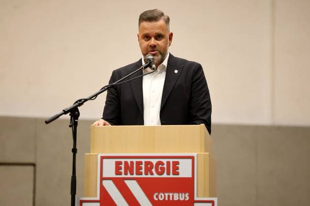 FCE-Präsident Sebastian Lemke spricht auf der Mitgliederversammlung des FC Energie Cottbus. Fussball 3. Liga 2025 2026 FC Energie Cottbus Ordentliche Mitgliederversammlung