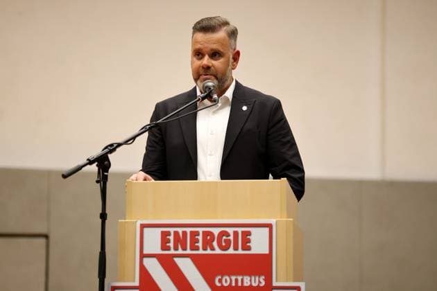 FCE-Präsident Sebastian Lemke spricht auf der Mitgliederversammlung des FC Energie Cottbus. Fussball 3. Liga 2025 2026 FC Energie Cottbus Ordentliche Mitgliederversammlung