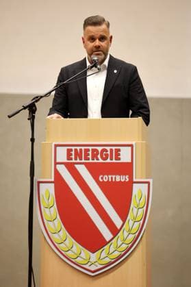 FCE-Präsident Sebastian Lemke spricht auf der Mitgliederversammlung des FC Energie Cottbus. Fussball 3. Liga 2025 2026 FC Energie Cottbus Ordentliche Mitgliederversammlung