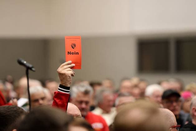 Ein Mitglied stimmt mit Nein gegen einen Antrag. Fussball 3. Liga 2025 2026 FC Energie Cottbus Ordentliche Mitgliederversammlung