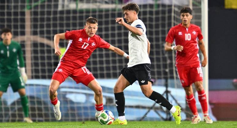 14.11.2025 - Fussball - Länderspiel Qualifikation Europameisterschaft : Deutschland GER DEU BRD - Malta MLT - - xwoxzix - Jake Azzopardi (17, Malta ) Tom Bischof (6, Deutschland )