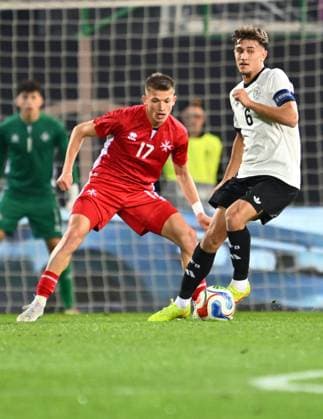 14.11.2025 - Fussball - Länderspiel Qualifikation Europameisterschaft : Deutschland GER DEU BRD - Malta MLT - - xwoxzix - Jake Azzopardi (17, Malta ) Tom Bischof (6, Deutschland )