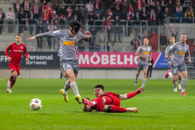 Ingolstadt, Deutschland 14. November 2025: Toto - Pokal - 1 4 Finale - 2025 2026 - FC Ingolstadt 04 vs. SSV Jahn Regensburg Im Bild: v. li. im Zweikampf Nicolas Oliveira (SSV) und Linus Rosenlöcher Rosenloecher (FCI) Audi Sportpark Bayern Copyright: xFotostandx xSchäferx